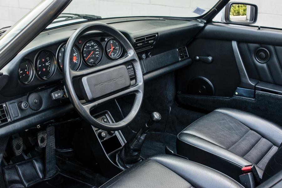 Интерьер Porsche 911 Carrera Speedster (911) 1989 года  (фото 30 из 59)